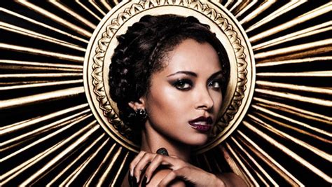 Kat Graham très sexy en Une de Vanity Fair pour son。